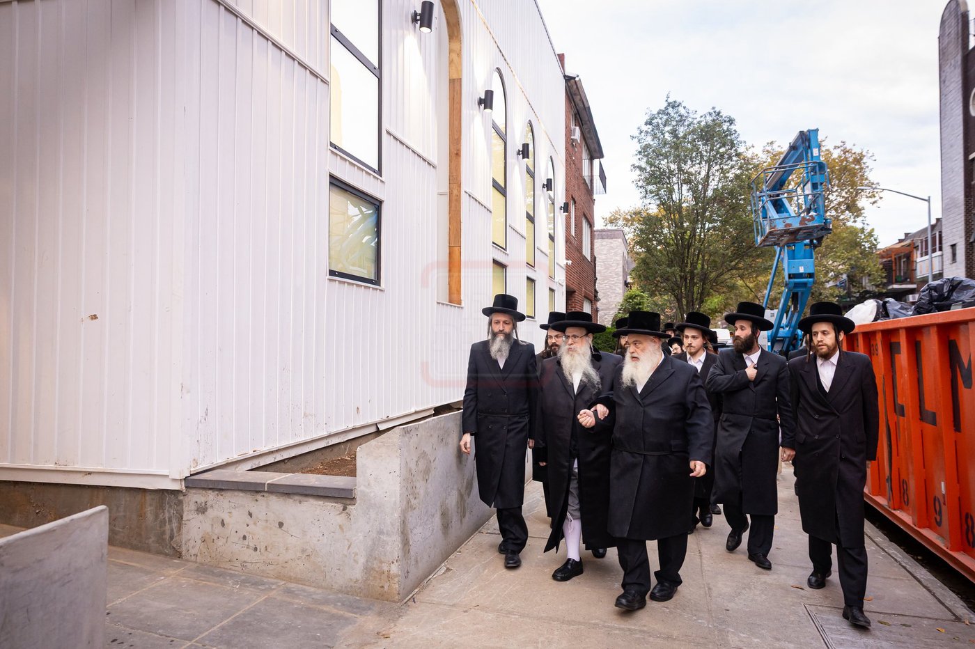 האדמו"ר מצאנז קלויזנבורג בסיור על השטח בעת הבנייה