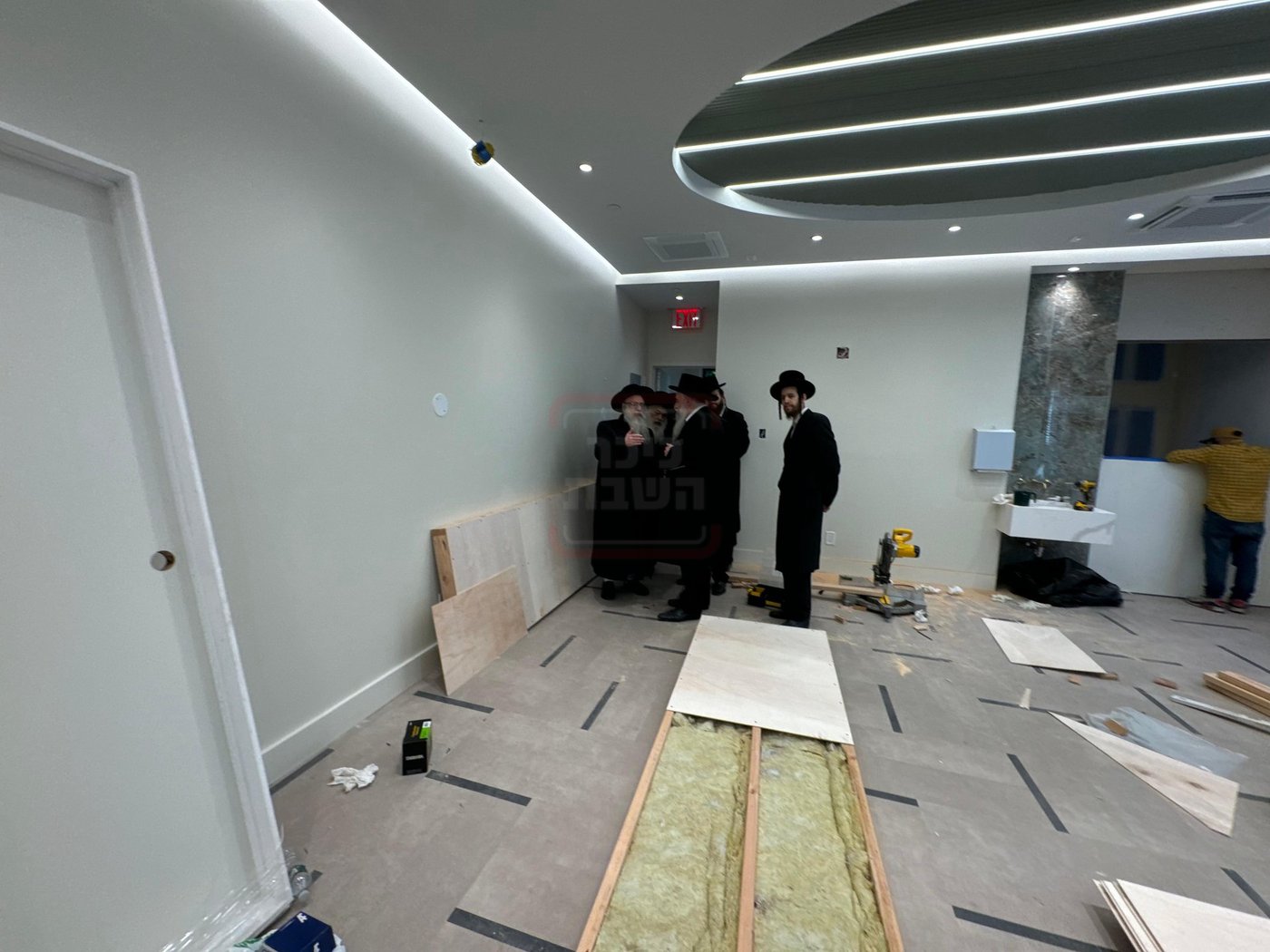 האדמו"ר מצאנז קלויזנבורג בסיור בבנייני המוסדות