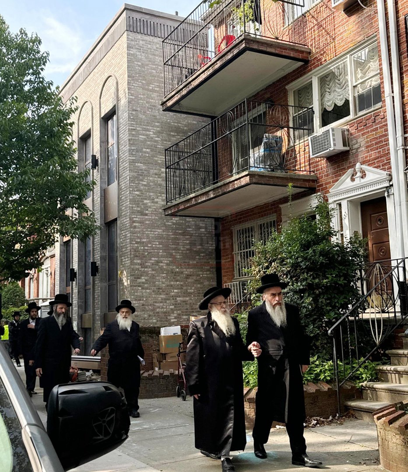 האדמו"ר מצאנז קלויזנבורג בסיור בבנייני המוסדות