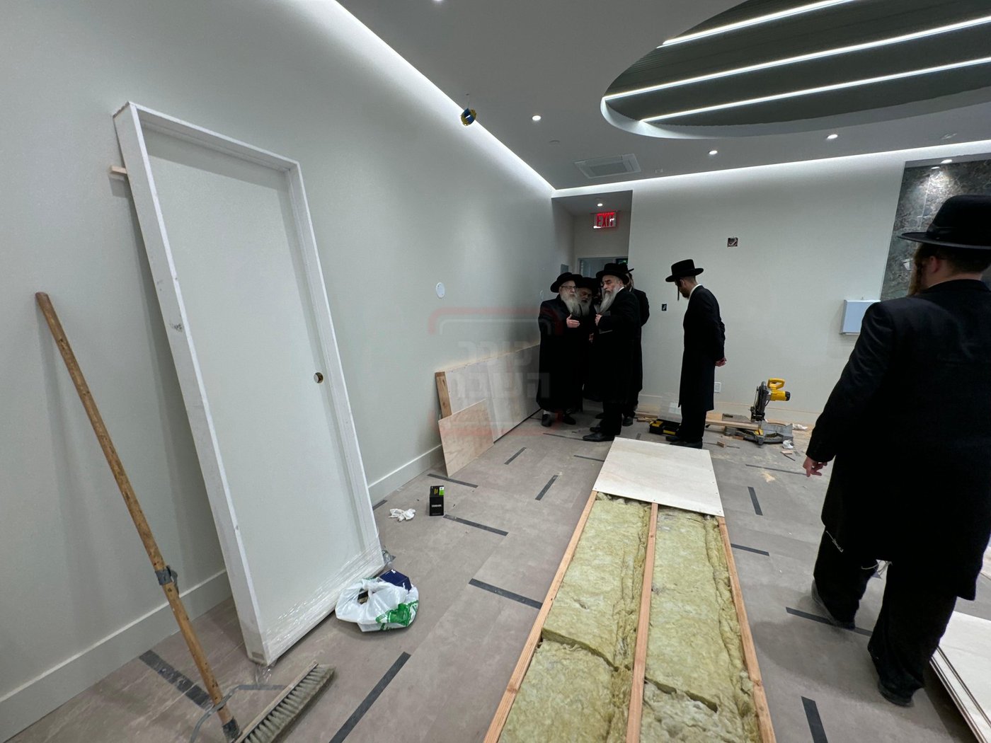 האדמו"ר מצאנז קלויזנבורג בסיור בבנייני המוסדות