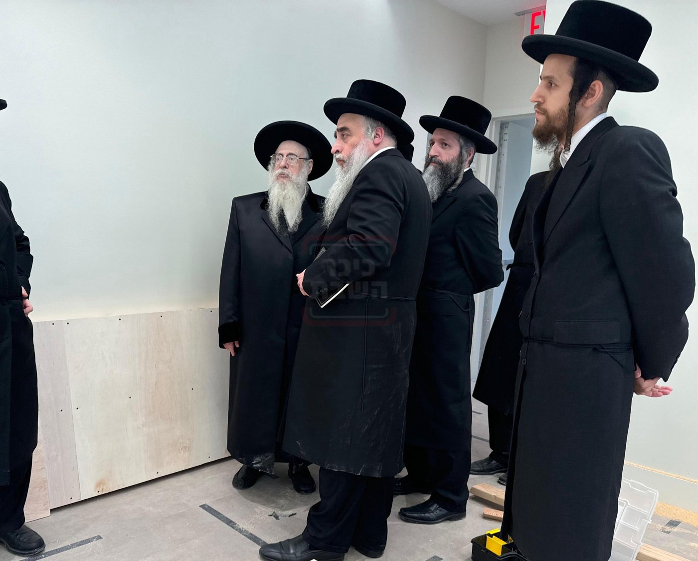 האדמו"ר מצאנז קלויזנבורג בסיור בבנייני המוסדות