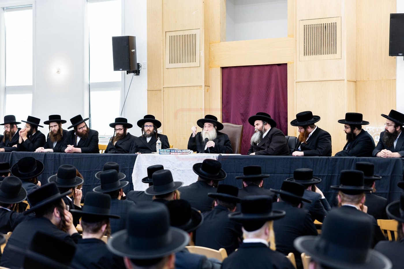 האדמו"ר מתולדות צבי דספינקא בפתיחת הזמן בישיבתו