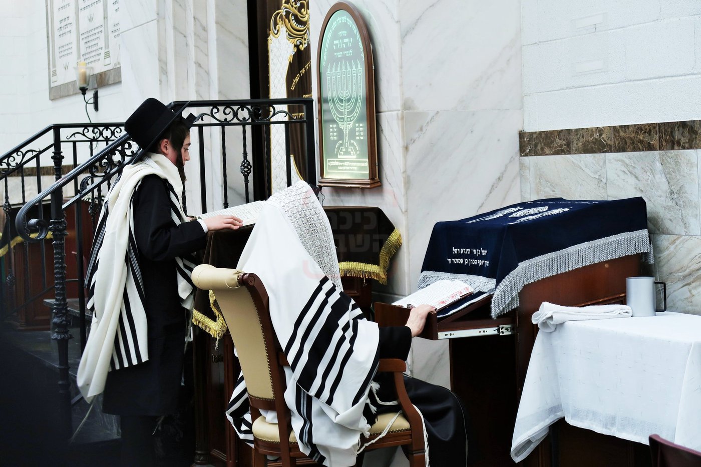 האדמו"ר מסאטמר בהנחת תפילין לנינו