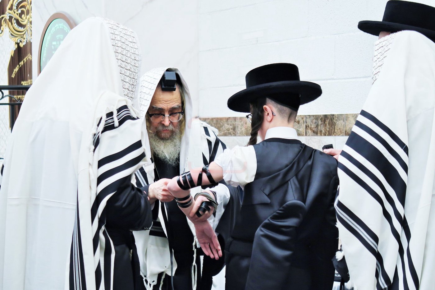 האדמו"ר מסאטמר בהנחת תפילין לנינו