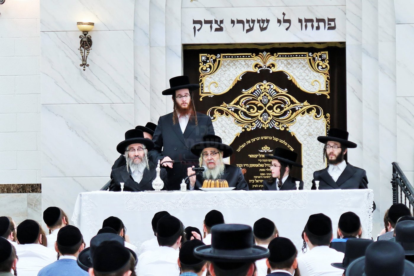 האדמו"ר מסאטמר בהנחת תפילין לנינו