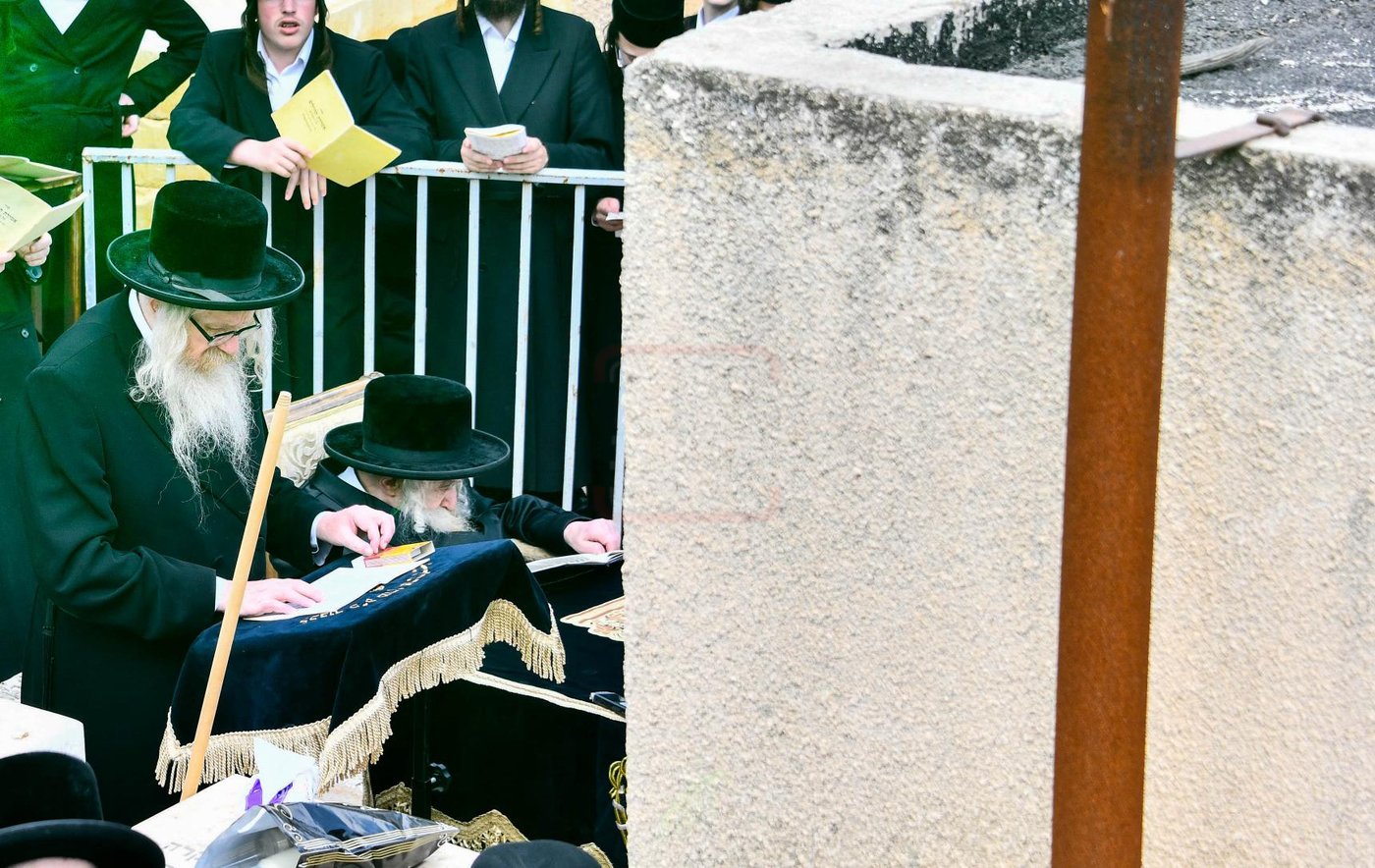 האדמו"ר מטשערנוביל בתפילה על ציון אביו זצ"ל