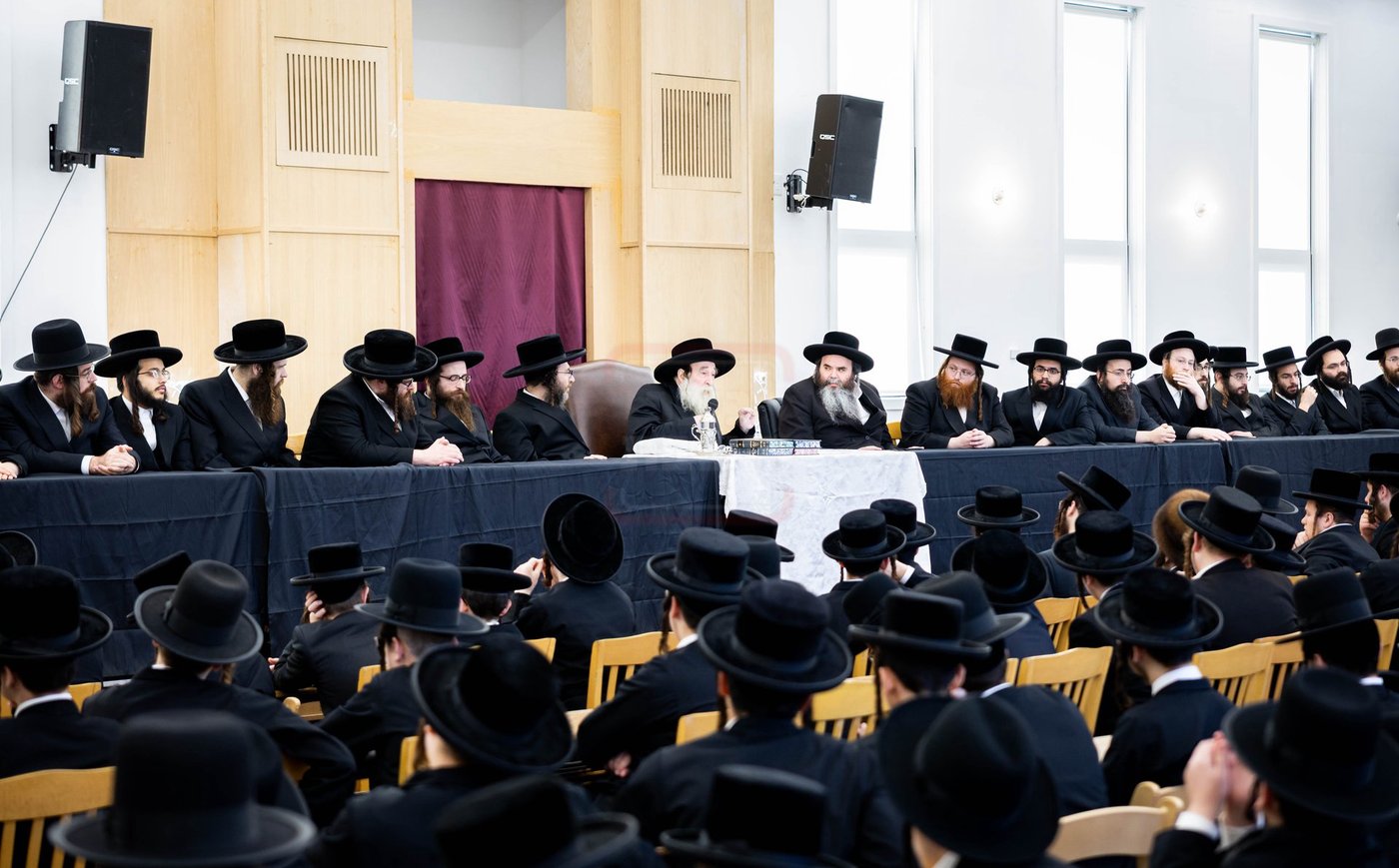 האדמו"ר מתולדות צבי דספינקא בפתיחת הזמן בישיבתו