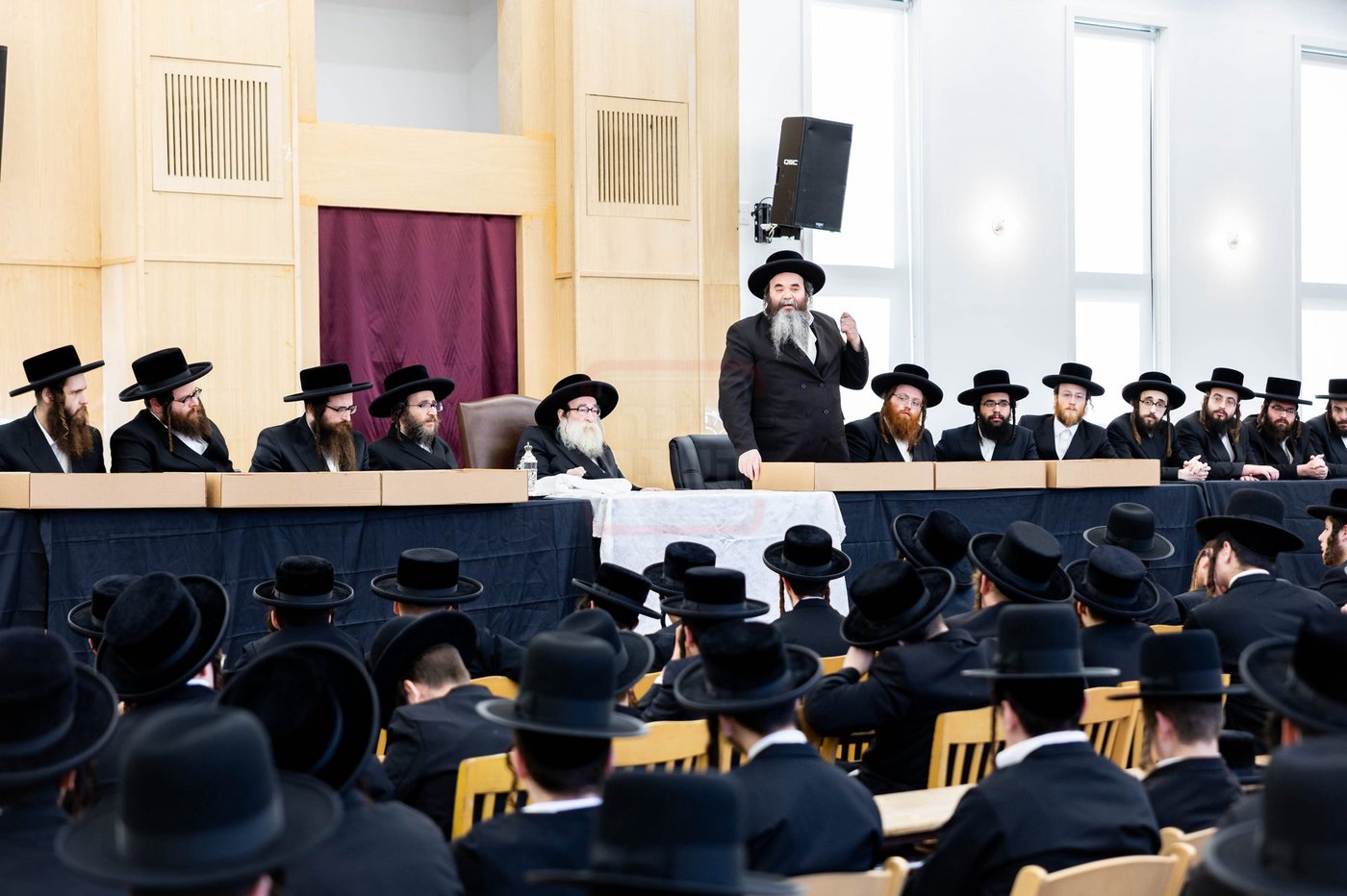 האדמו"ר מתולדות צבי דספינקא בפתיחת הזמן בישיבתו