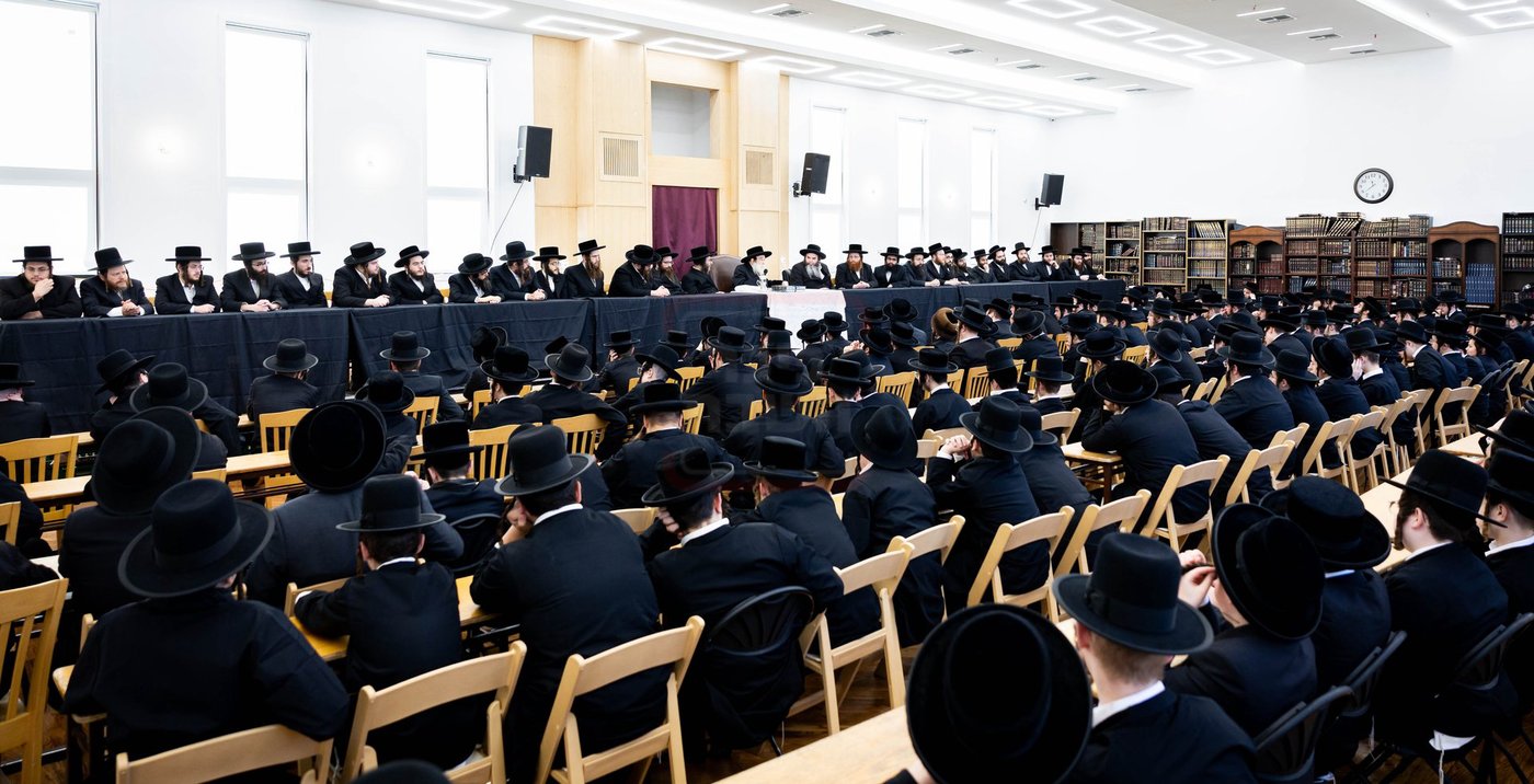 האדמו"ר מתולדות צבי דספינקא בפתיחת הזמן בישיבתו