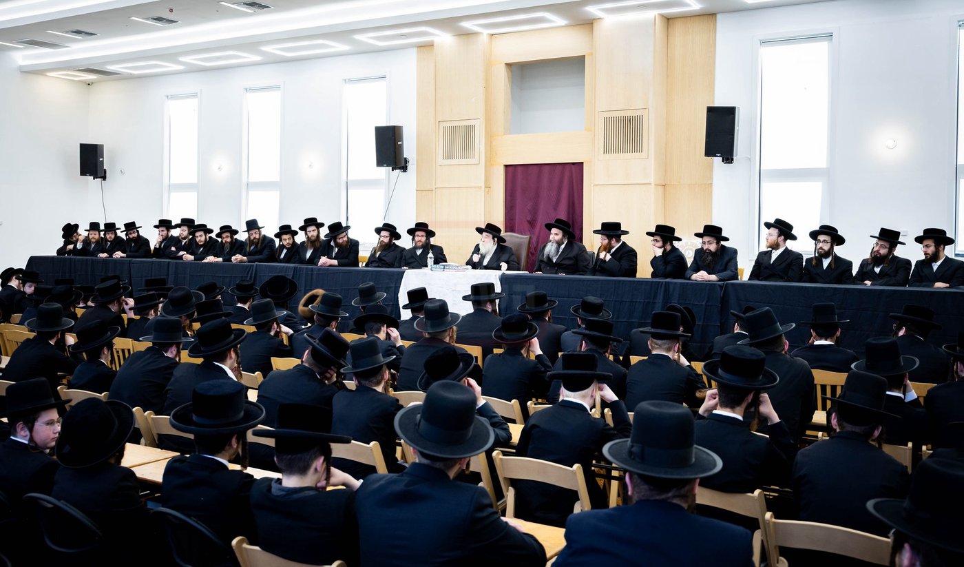 האדמו"ר מתולדות צבי דספינקא בפתיחת הזמן בישיבתו