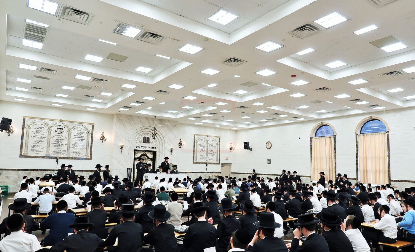 האדמו"ר מסאטמר בהנחת תפילין לנינו