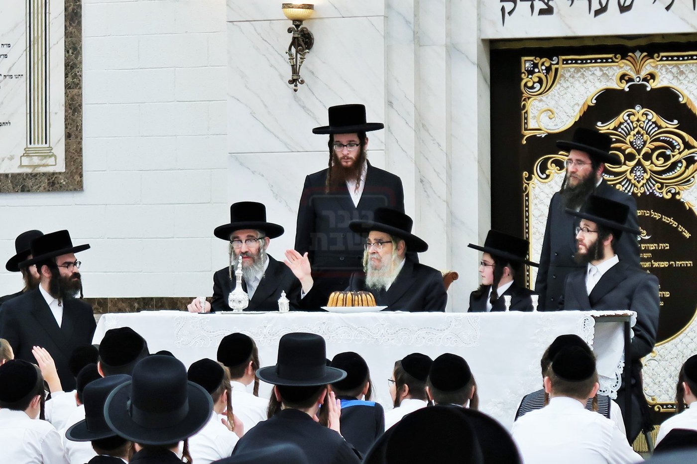 האדמו"ר מסאטמר בהנחת תפילין לנינו