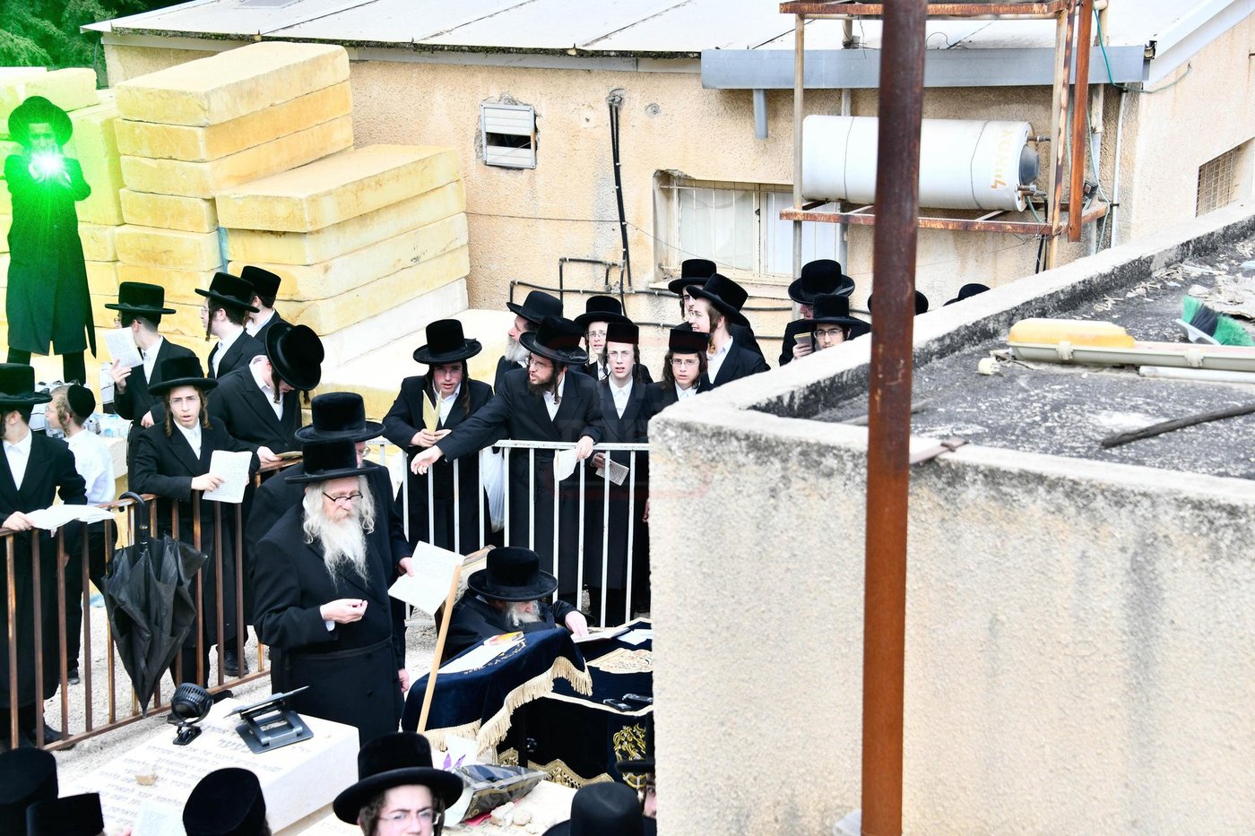 האדמו"ר מטשערנוביל בתפילה על ציון אביו זצ"ל