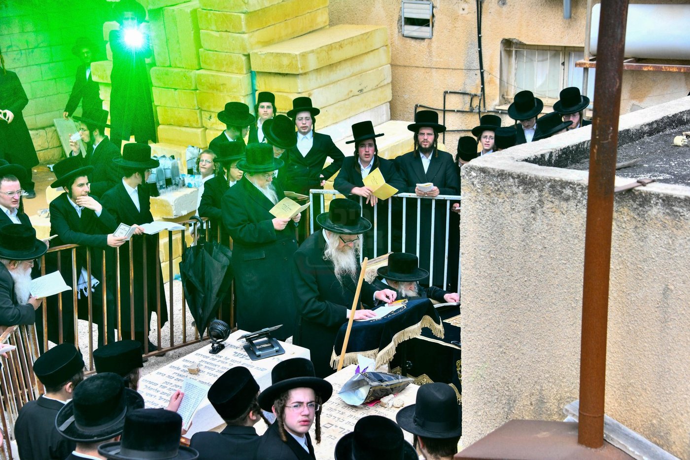 האדמו"ר מטשערנוביל בתפילה על ציון אביו זצ"ל