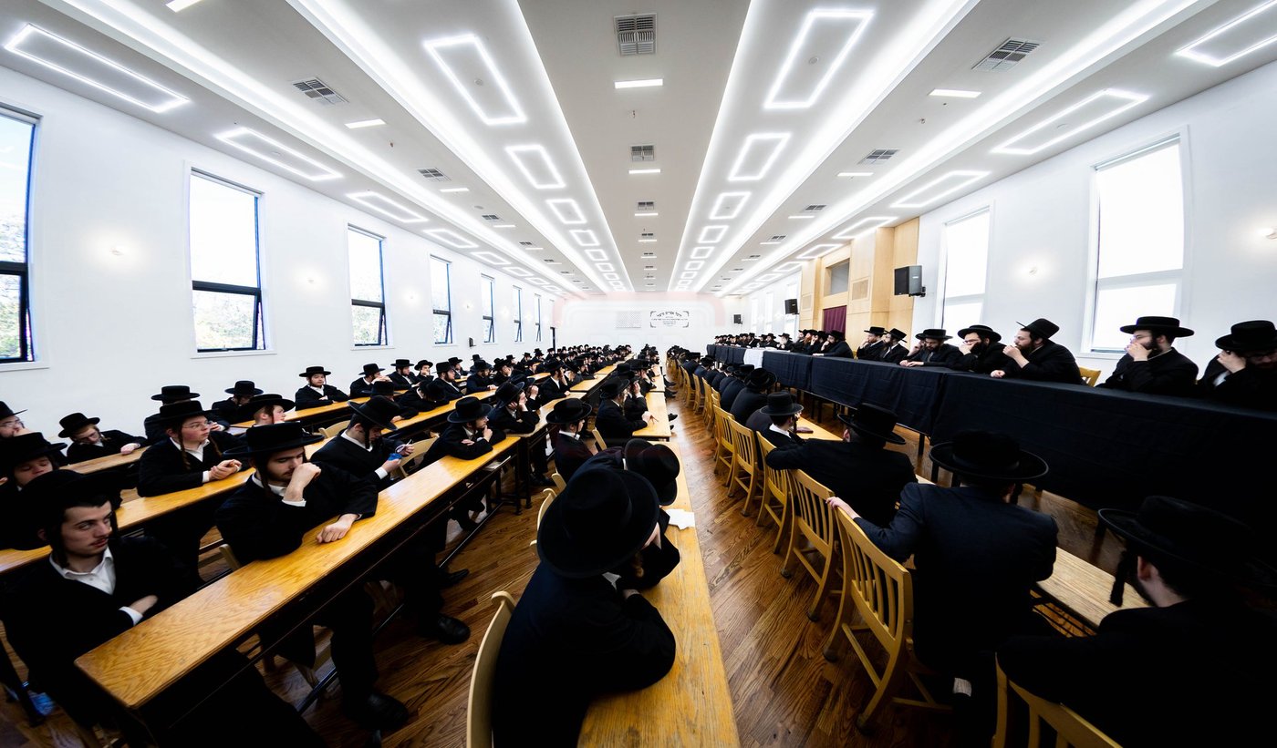 האדמו"ר מתולדות צבי דספינקא בפתיחת הזמן בישיבתו