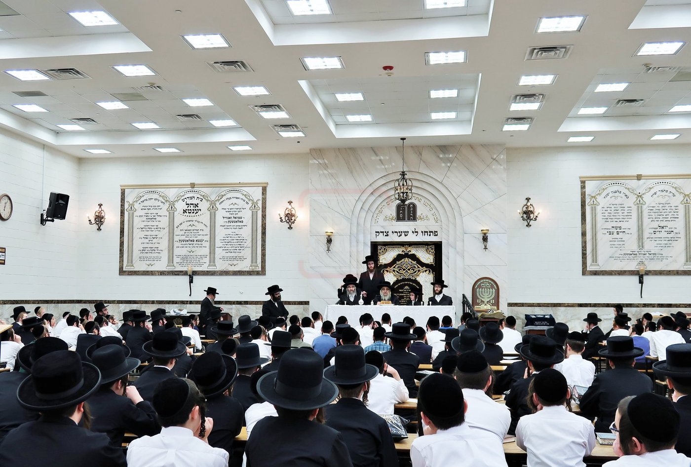 האדמו"ר מסאטמר בהנחת תפילין לנינו