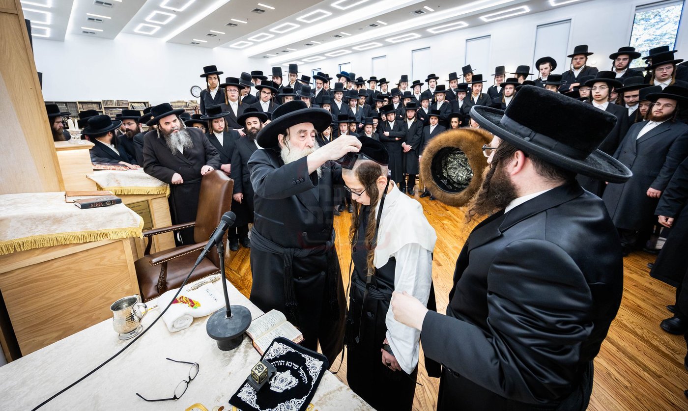 האדמו"ר מתולדות צבי דספינקא בהנחת תפילין לנכדו