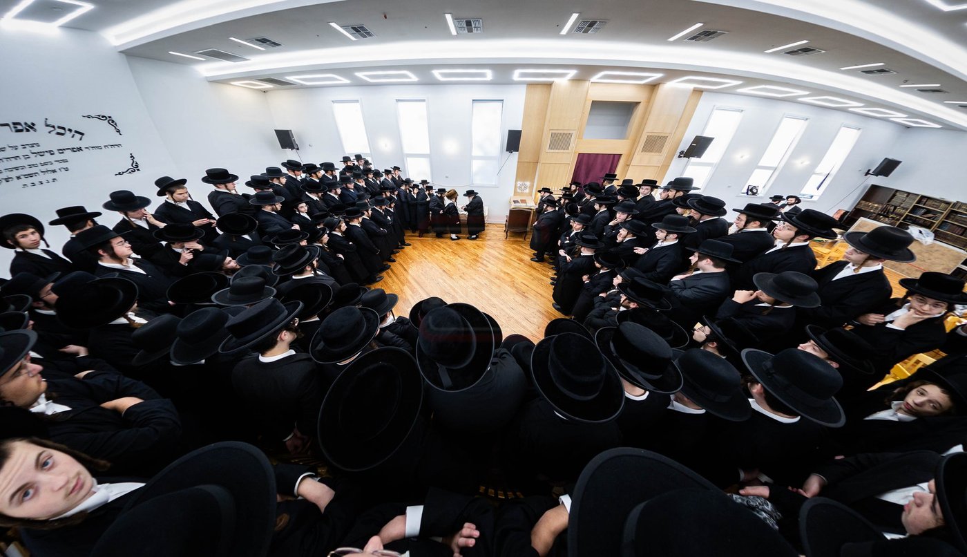 האדמו"ר מתולדות צבי דספינקא בפתיחת הזמן בישיבתו