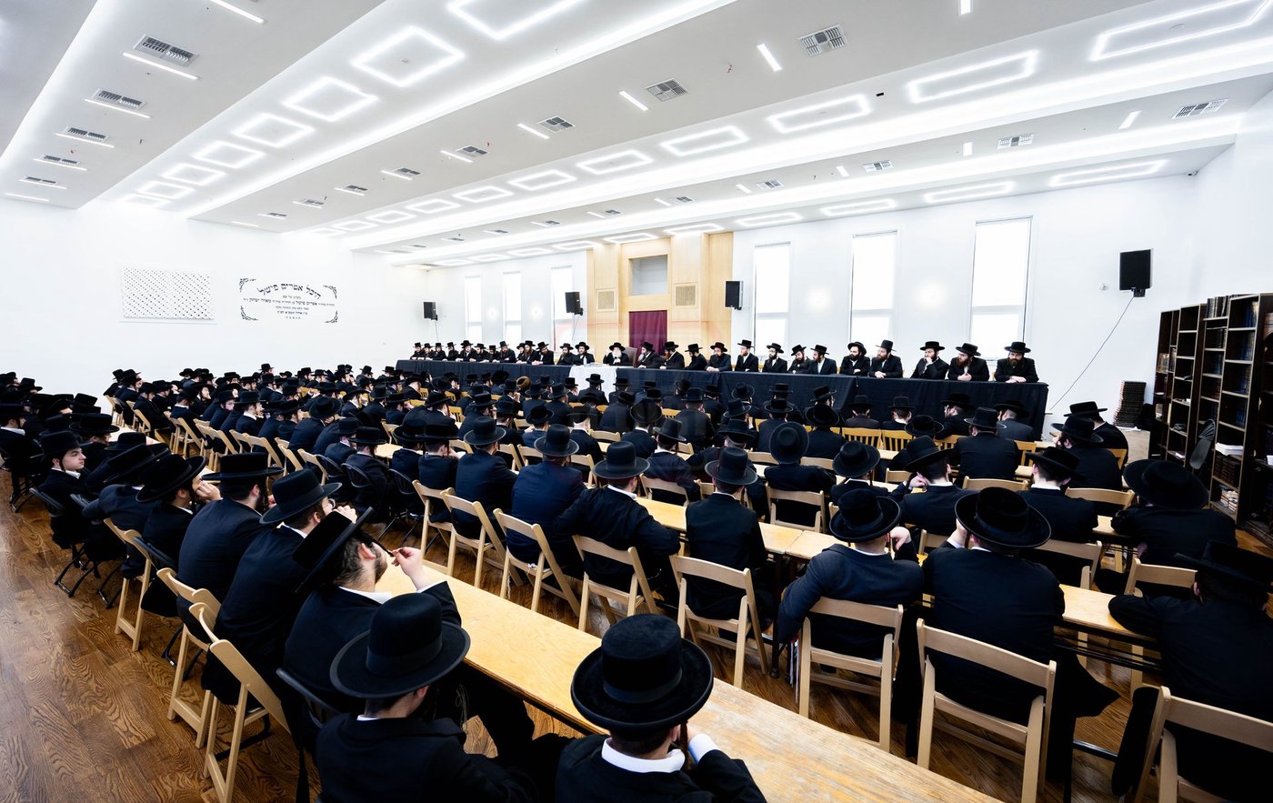 האדמו"ר מתולדות צבי דספינקא בפתיחת הזמן בישיבתו