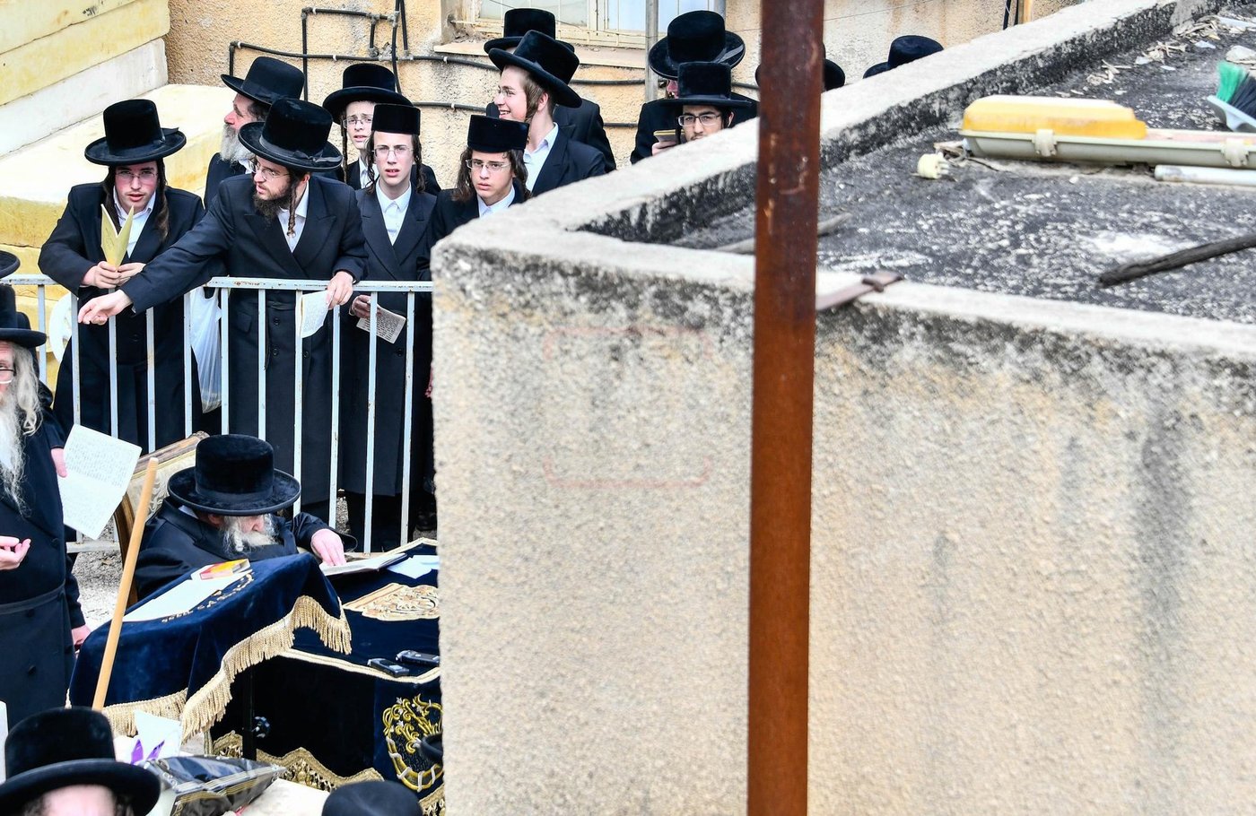 האדמו"ר מטשערנוביל בתפילה על ציון אביו זצ"ל