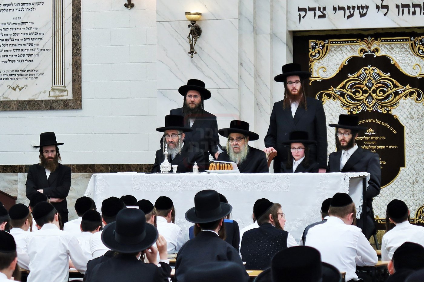 האדמו"ר מסאטמר בהנחת תפילין לנינו