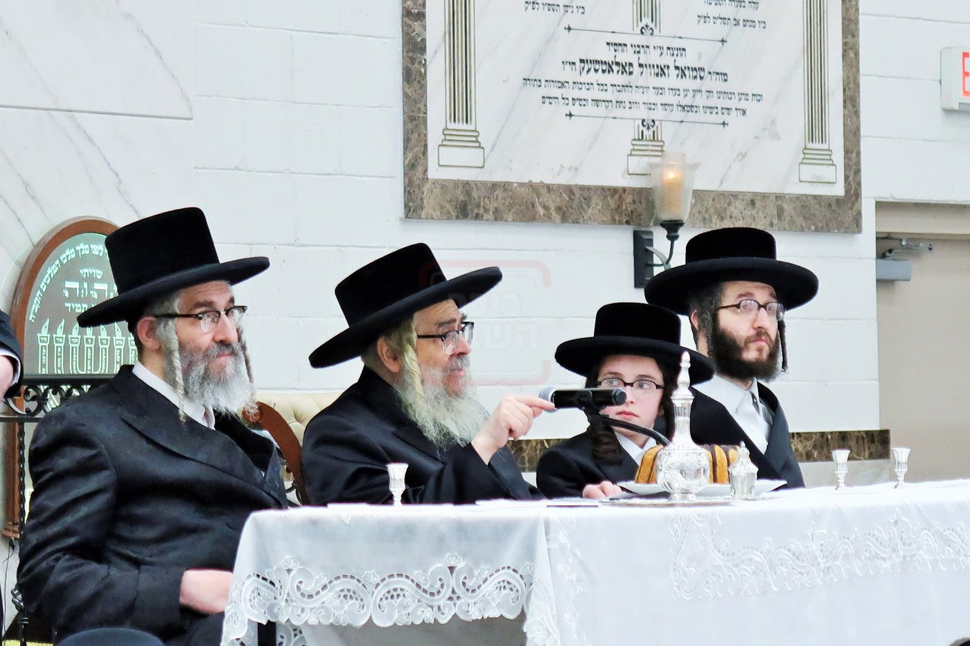 האדמו"ר מסאטמר בהנחת תפילין לנינו