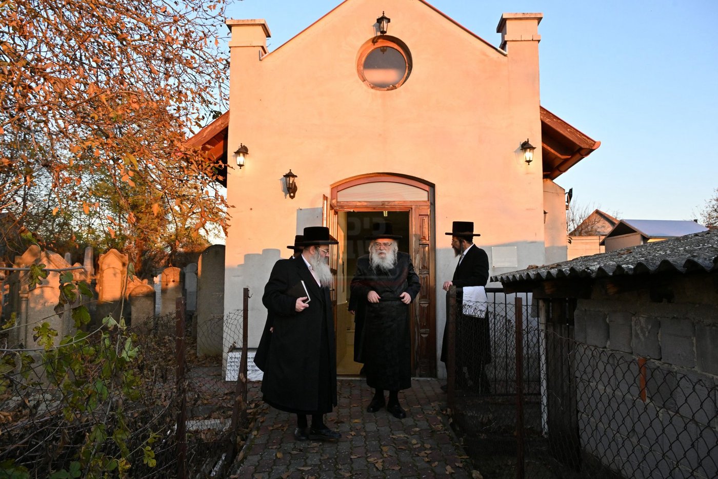 האדמו"ר מדארג בתפילה בציון הק' בדארג