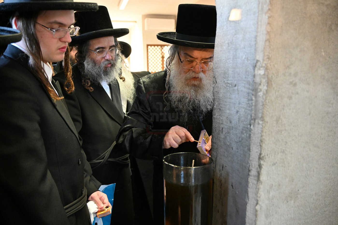 האדמו"ר מדארג בתפילה בציון הק' בדארג