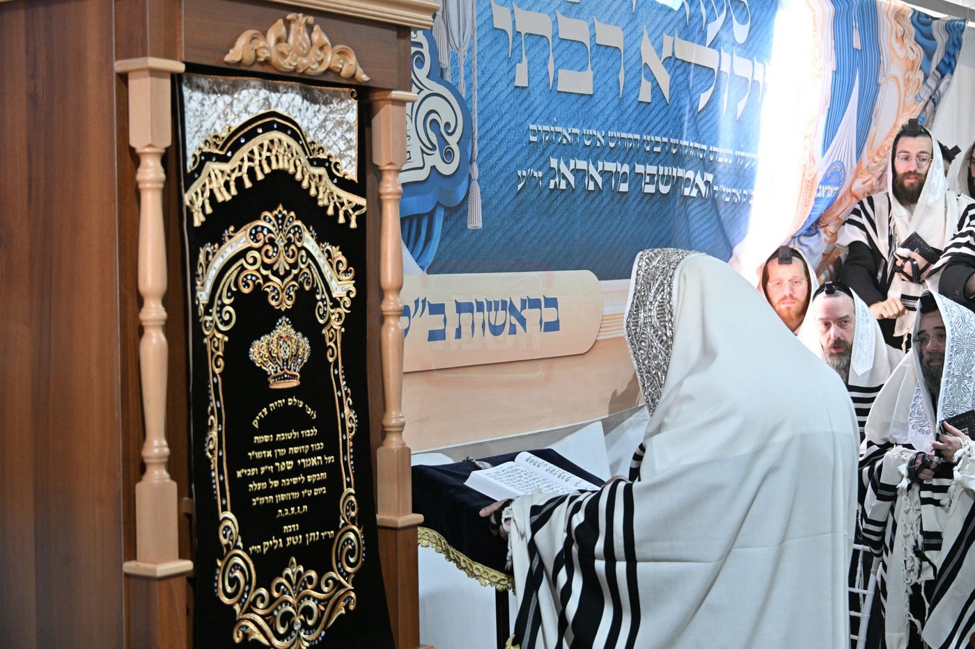 האדמו"ר מדארג בתפילת שחרית בדארג