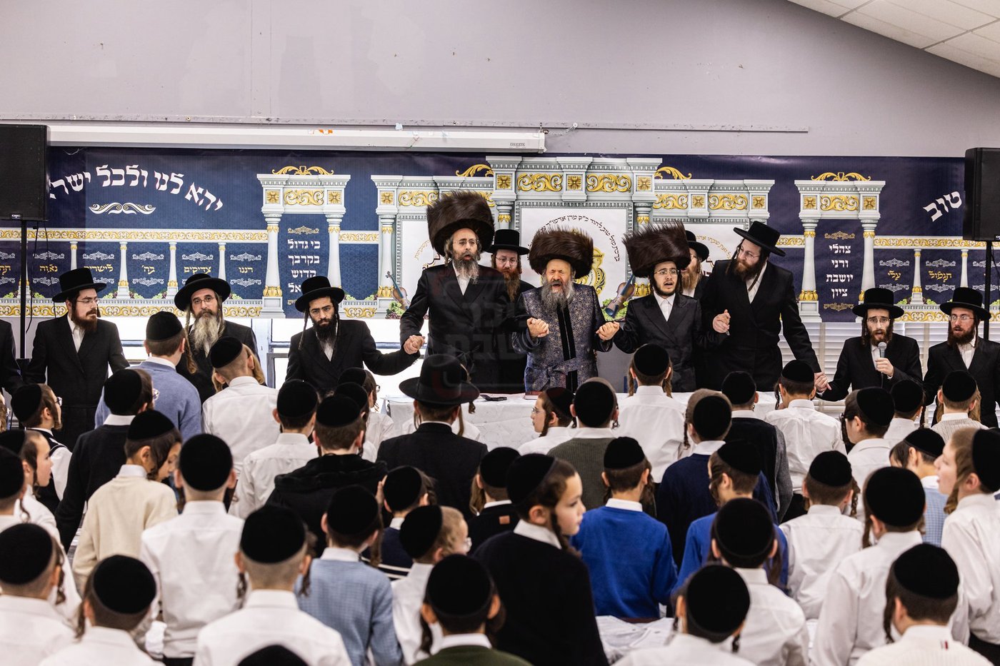 האדמו"ר מבאבוב 45 בביקור בת"ת בעיר יוניאן