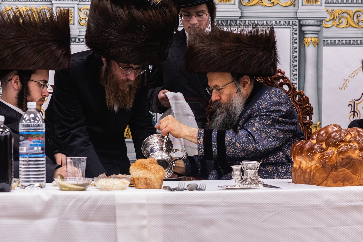 האדמו"ר מבאבוב בנטילת ידיים לסעודה