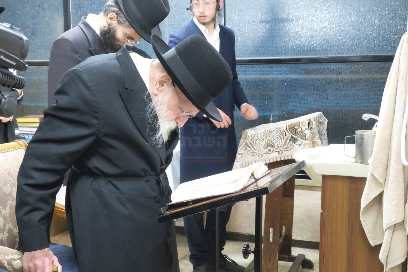 הגאון רבי מאיר גריינמן במסירת השיעור ביום היארצייט של 'החזון איש'