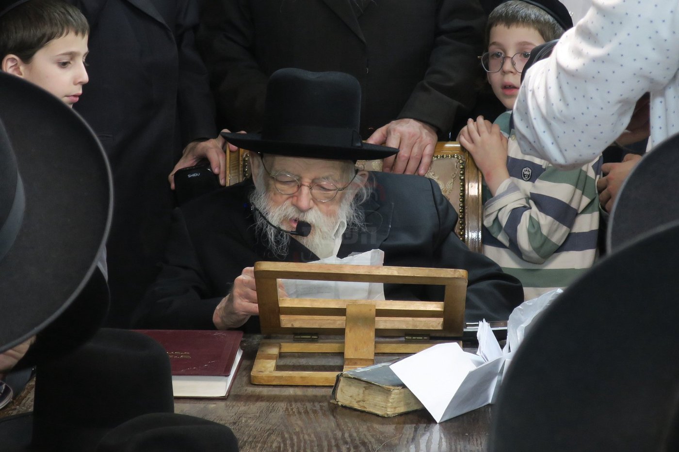 הגאון רבי מאיר גריינמן במסירת השיעור ביום היארצייט של 'החזון איש'