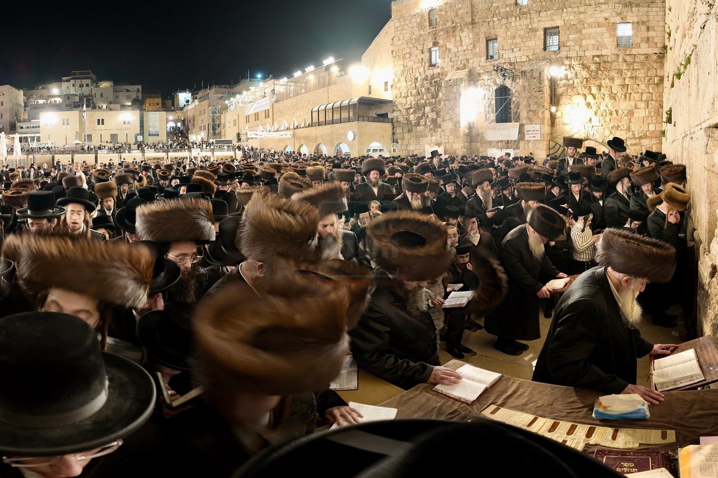 האדמו"ר ממחנובקא בעלזא בכותל המערבי