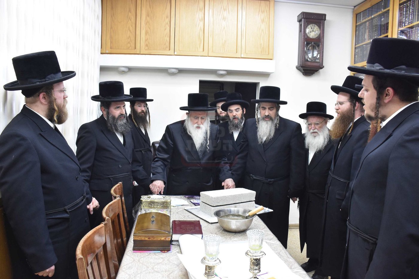 האדמו"ר ממחנובקא בעלזא בריקוד לאחר הנחת אבן הפינה למוסדות בבית שמש