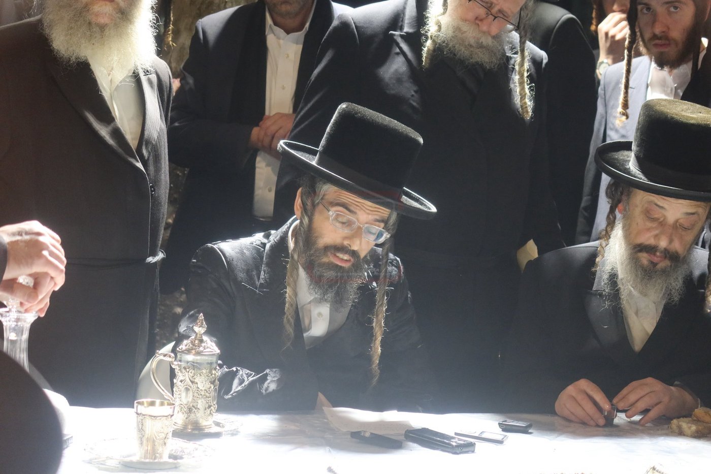 האדמו"ר מזוועהיל בתפילה בציון הק' בבית הקברות שייח באדר