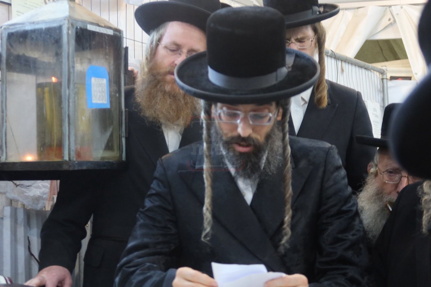 האדמו"ר מזוועהיל בתפילה בציון הק' בבית הקברות שייח באדר