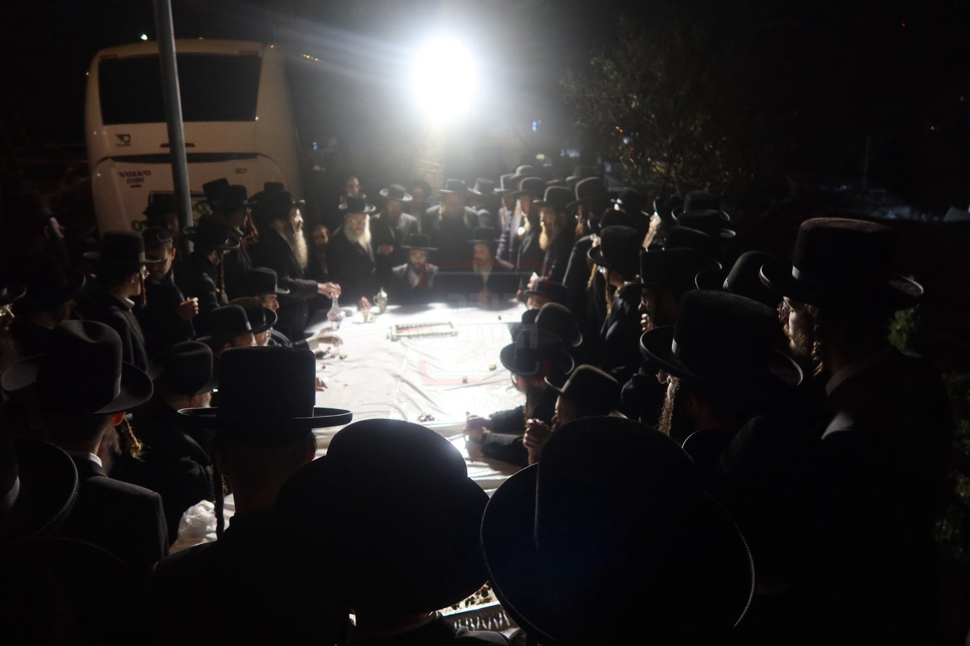 האדמו"ר מזוועהיל בתפילה בציון הק' בבית הקברות שייח באדר