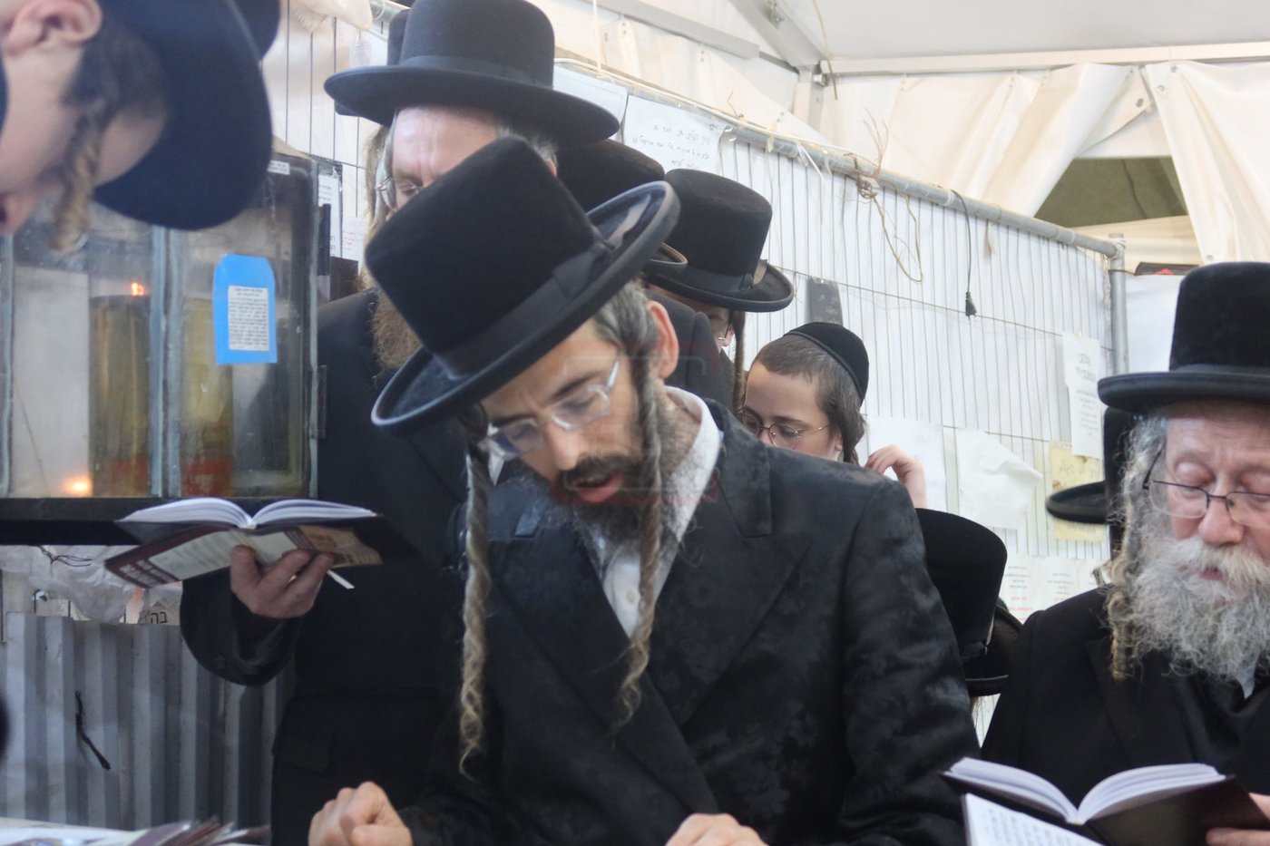 האדמו"ר מזוועהיל בתפילה בציון הק' בבית הקברות שייח באדר