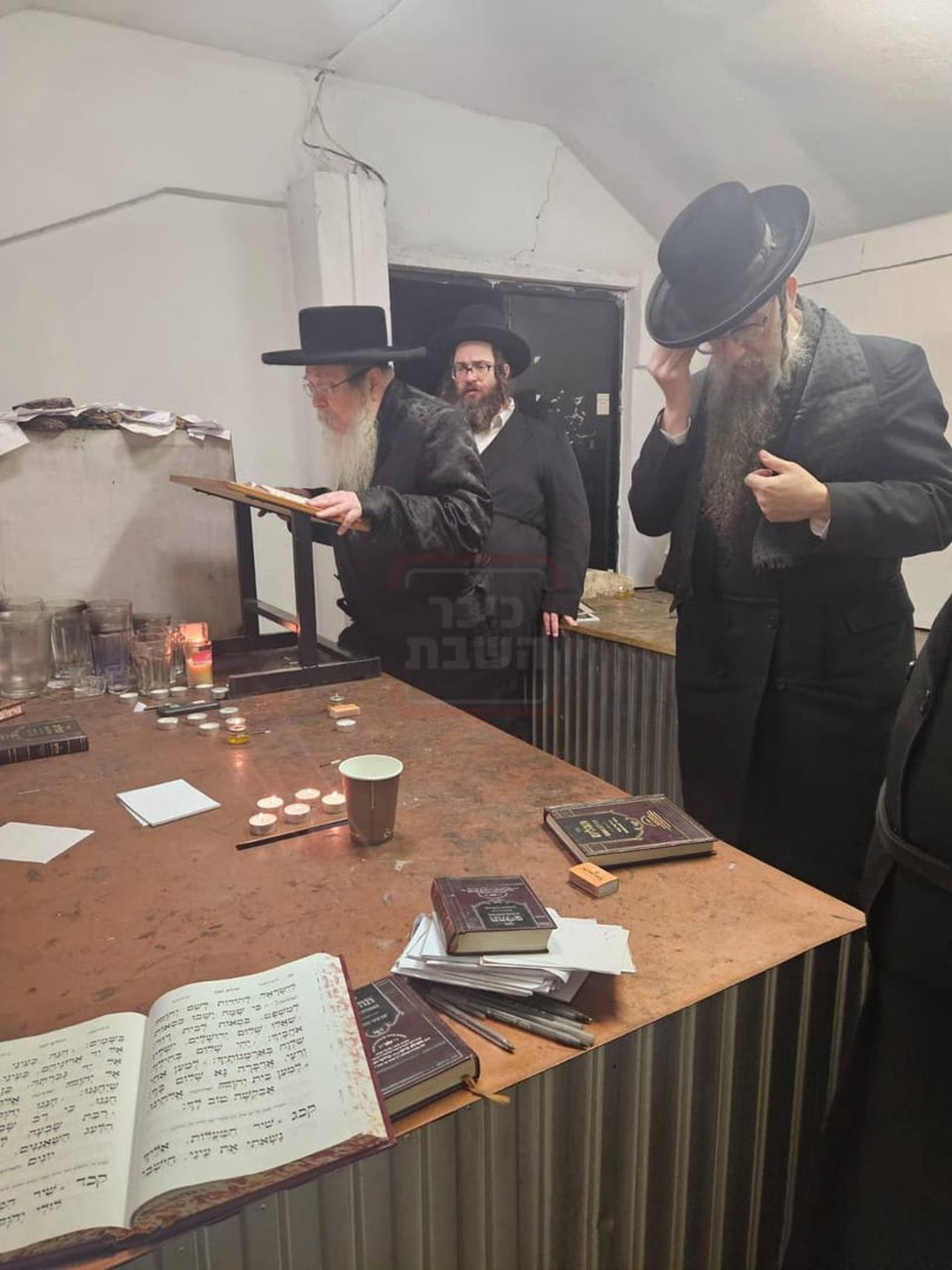 האדמו"ר מטאהש בתפילה בציון הק' בעיירת טאהש