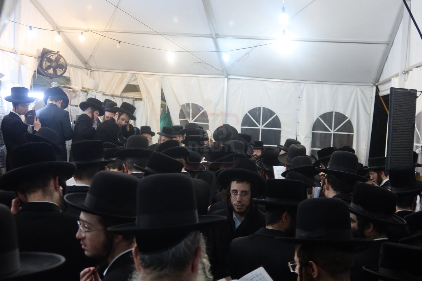 האדמו"ר מזוועהיל בתפילה בציון הק' בבית הקברות שייח באדר