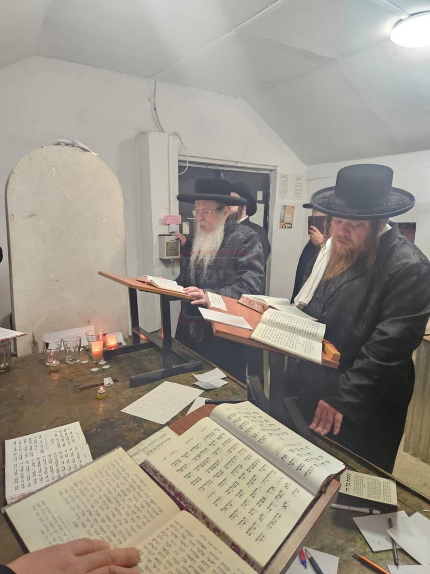 האדמו"ר מטאהש בתפילה בציון הק' בעיירת טאהש