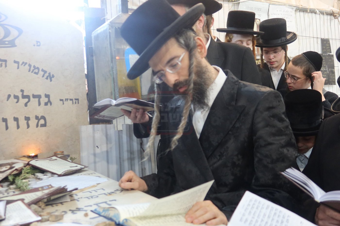 האדמו"ר מזוועהיל בתפילה בציון הק' בבית הקברות שייח באדר