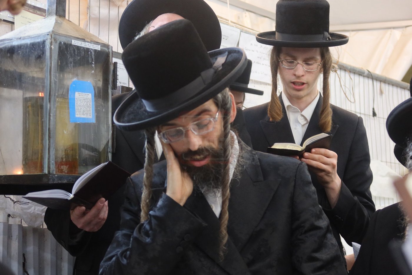 האדמו"ר מזוועהיל בתפילה בציון הק' בבית הקברות שייח באדר