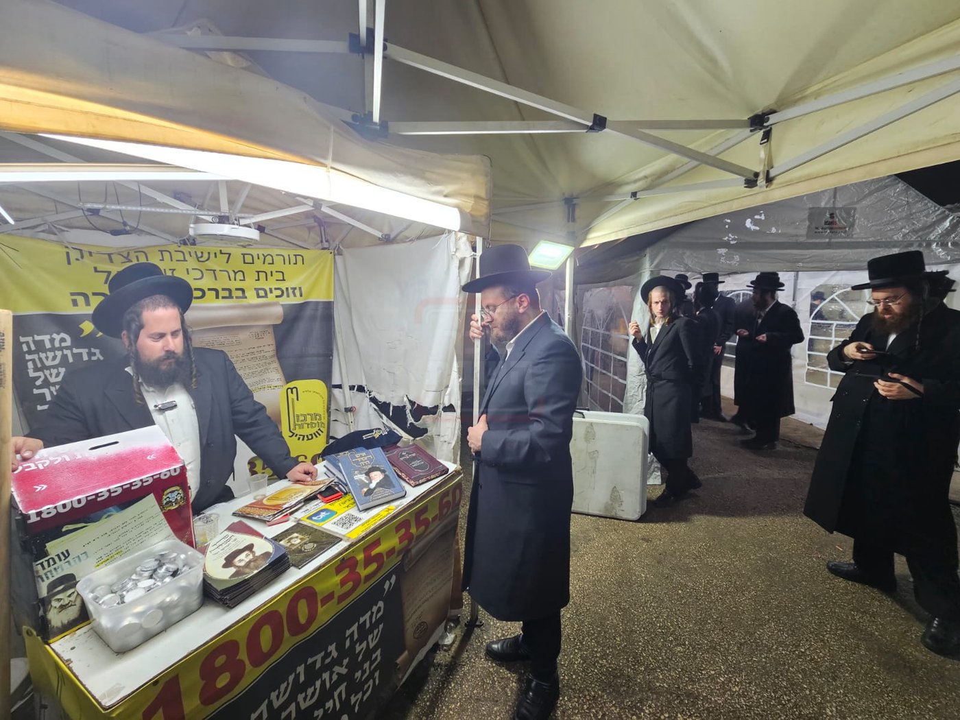 האדמו"ר מזוועהיל בתפילה בציון הק' בבית הקברות שייח באדר