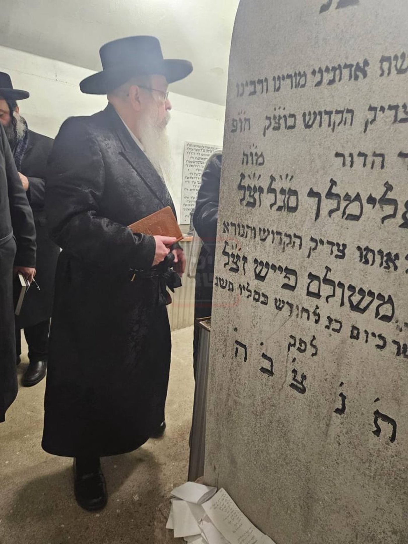 האדמו"ר מטאהש בתפילה בציון הק' בעיירת טאהש