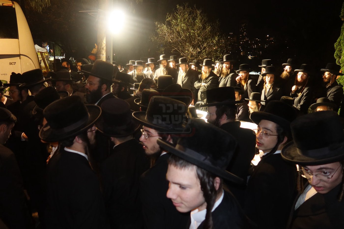 האדמו"ר מזוועהיל בתפילה בציון הק' בבית הקברות שייח באדר