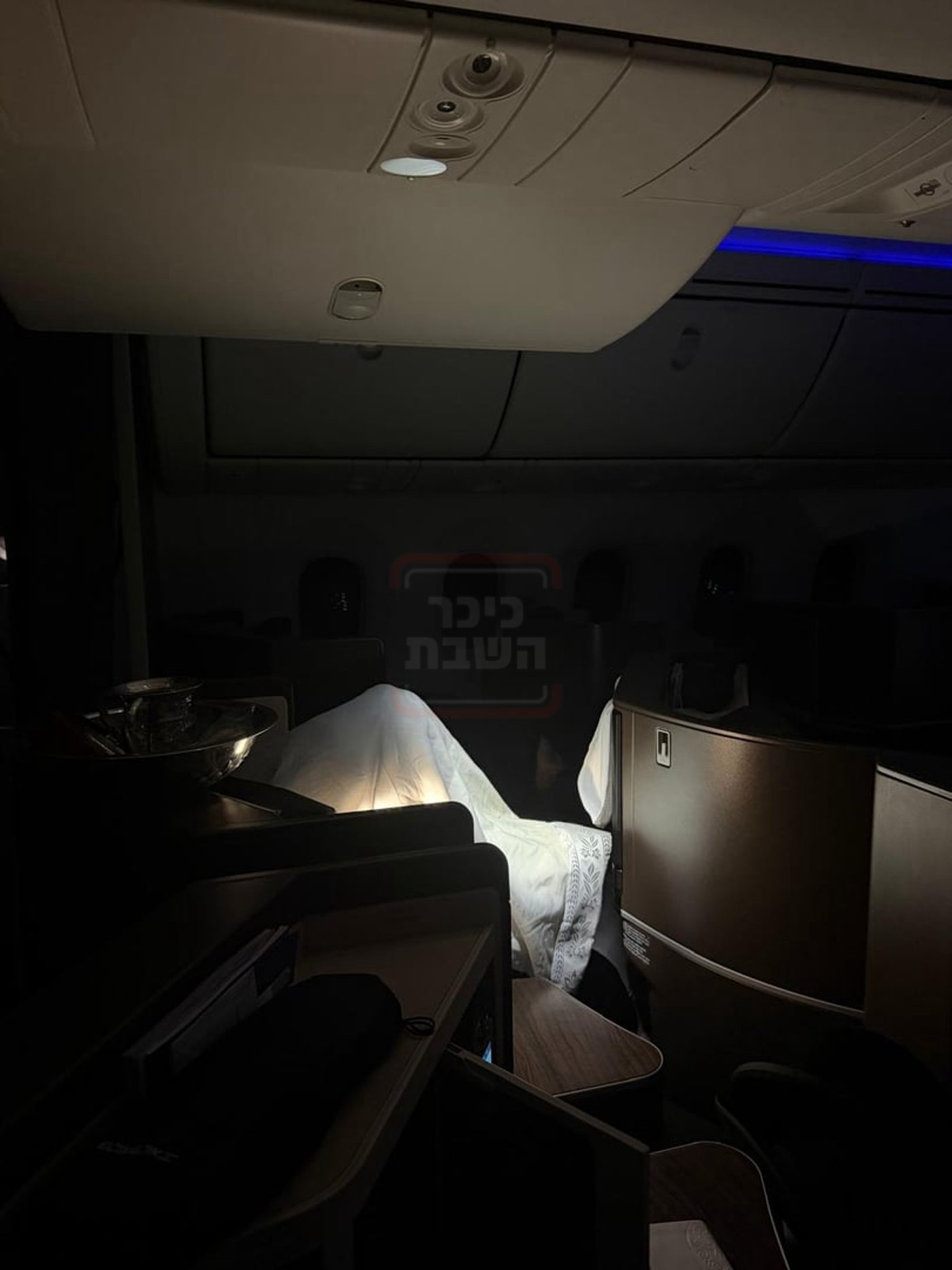 רבי צבי מאיר זילברברג עטוף בטלית במטוס