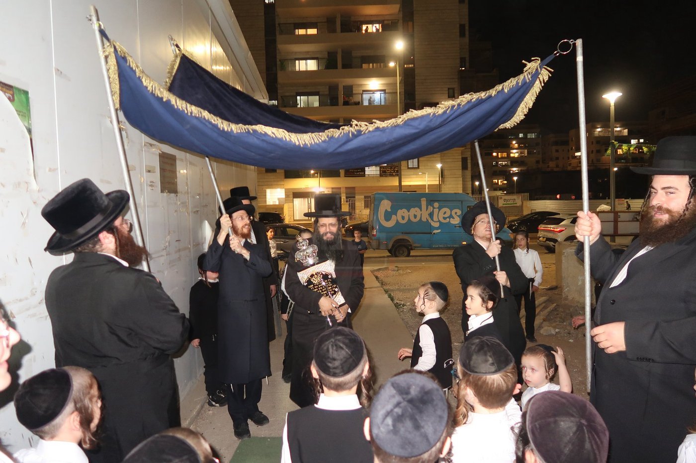 הכנסת ס"ת לביהמ"ד החסידי בשכונת מתחם הסופרים