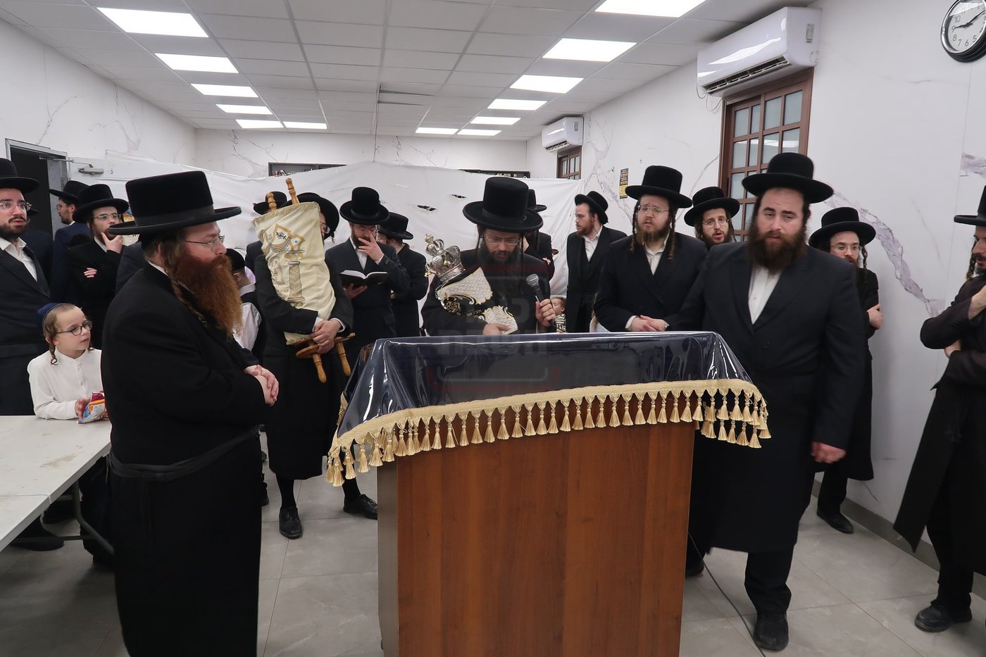 הכנסת ס"ת לביהמ"ד החסידי בשכונת מתחם הסופרים